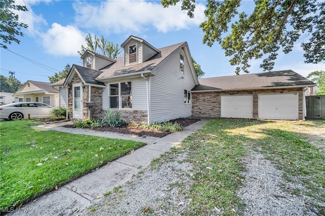 view of front facade featuring a garage and a front yard