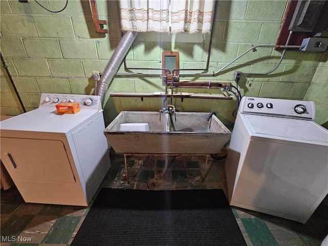 laundry room with sink and washer and clothes dryer