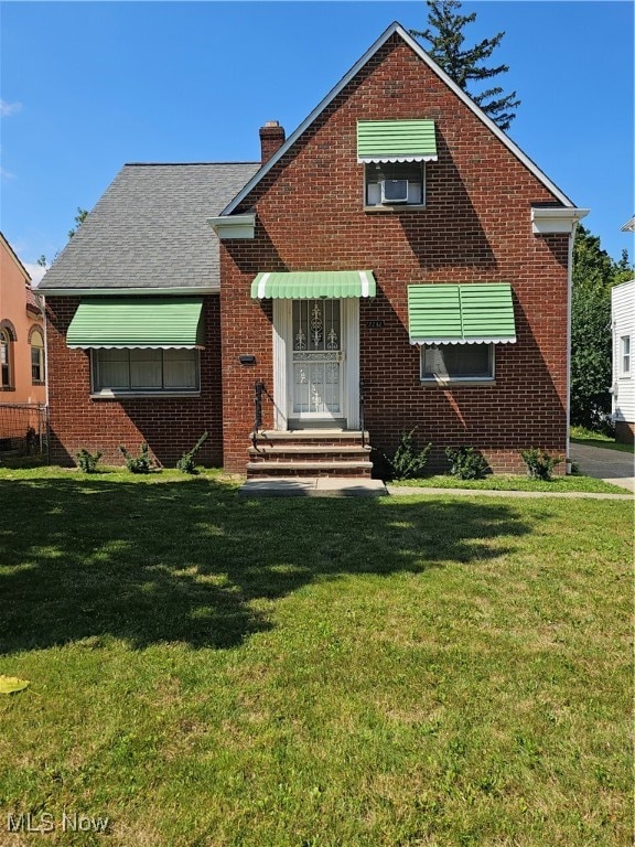 front facade featuring a front lawn