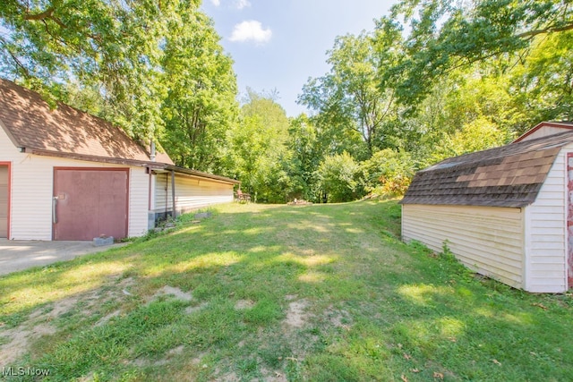 view of yard with an outdoor structure