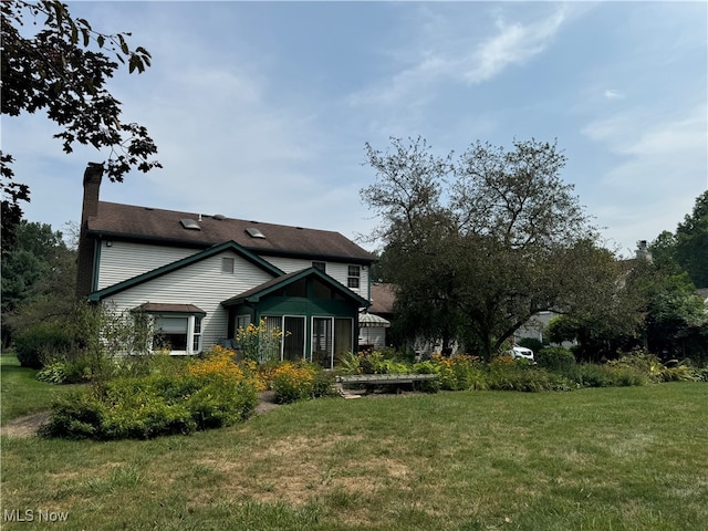 view of front of property with a front yard