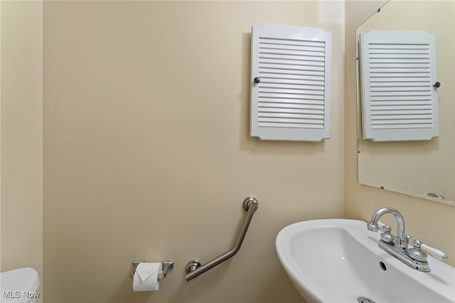 bathroom featuring toilet and sink