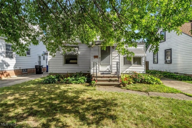 view of front of home featuring a front yard