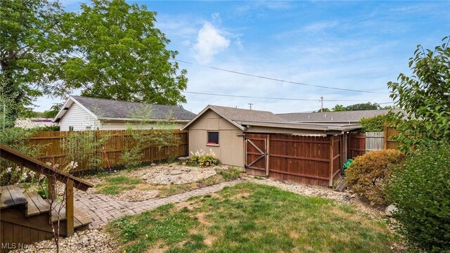 view of yard featuring a shed