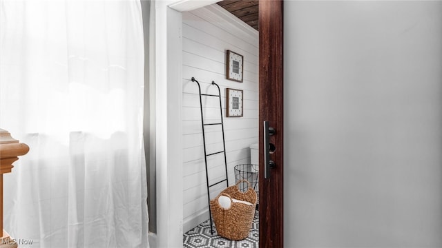 bathroom featuring tile walls