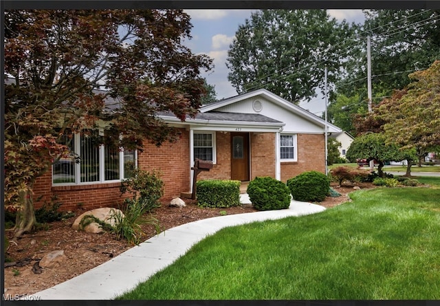 view of front of home featuring a front lawn