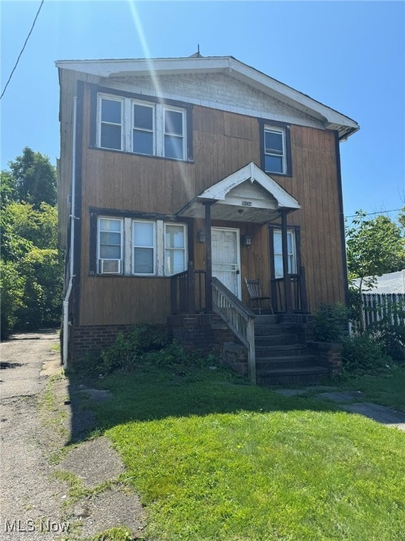 view of front of home featuring a front lawn