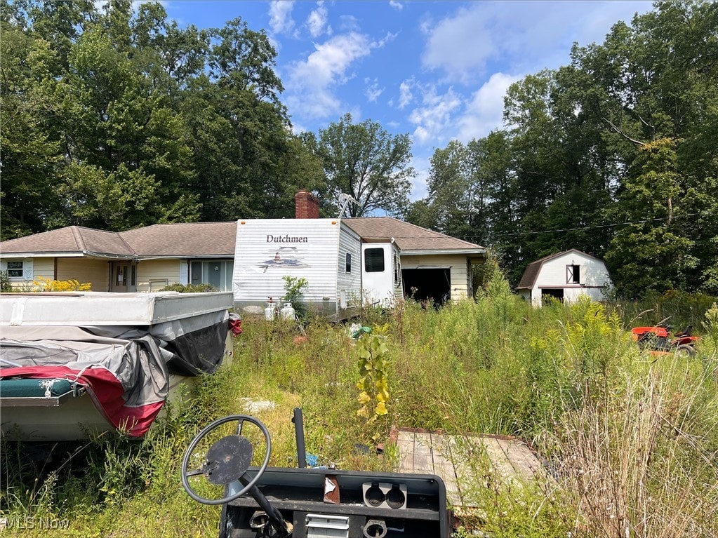 view of front of property with an outdoor structure