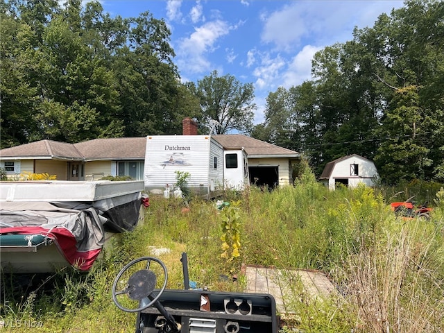 view of front of property with an outdoor structure