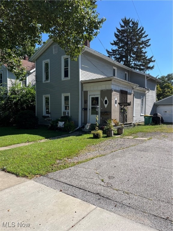 view of front facade with a front lawn