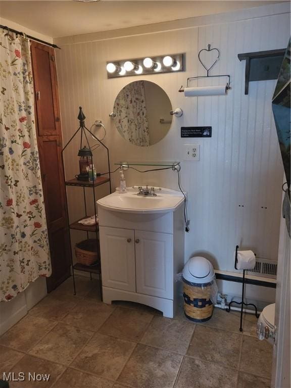 full bathroom featuring shower / bath combo with shower curtain and vanity