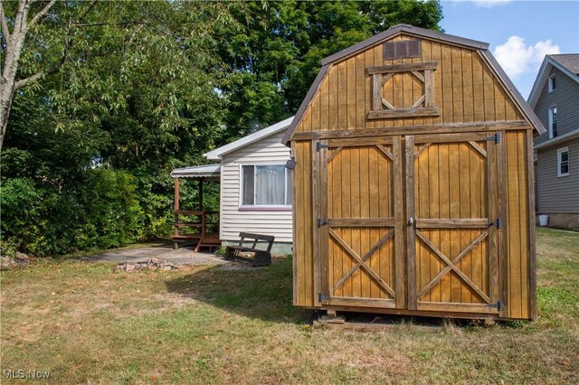 view of outbuilding featuring a yard