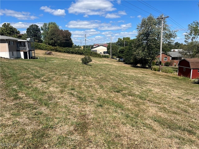 view of yard with a storage unit