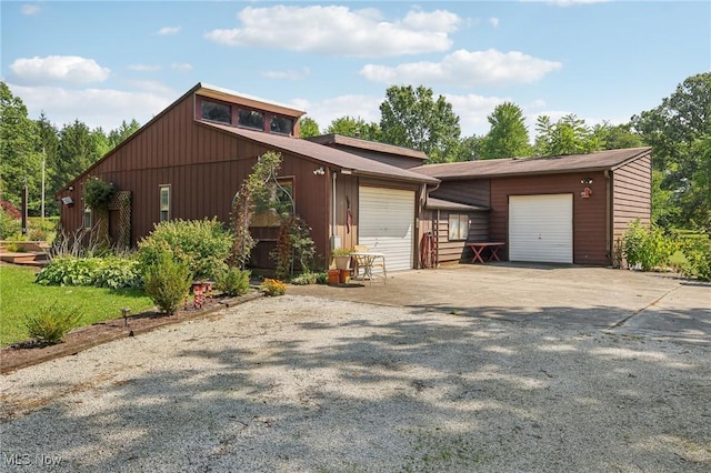 view of front facade featuring a garage