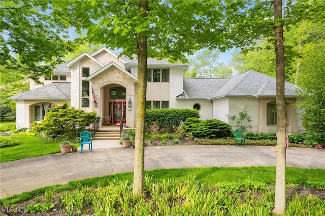 front facade featuring a front yard