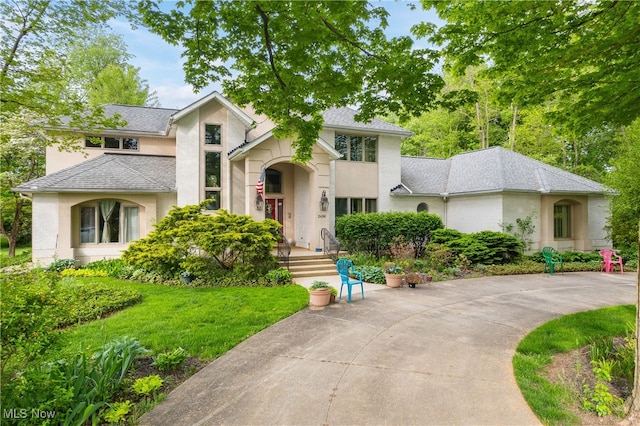 view of front of home with a front lawn