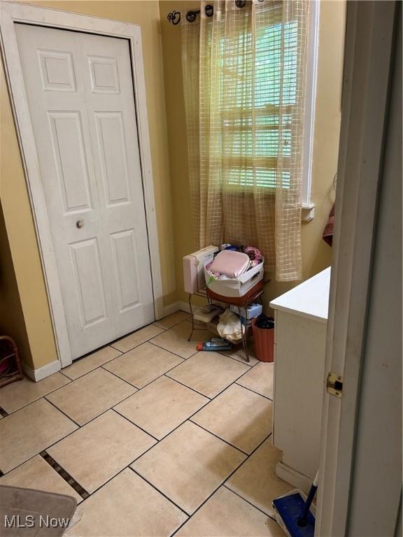 809 E 155th St, Cleveland, OH 44110 - bathroom with tile patterned floors