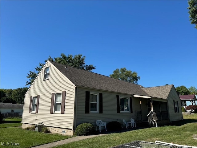 view of front of property featuring crawl space, a front lawn, and roof with shingles