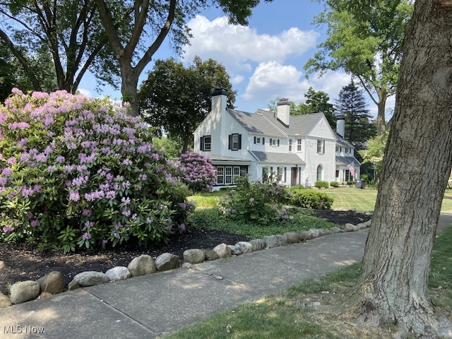 view of front of home with a front lawn