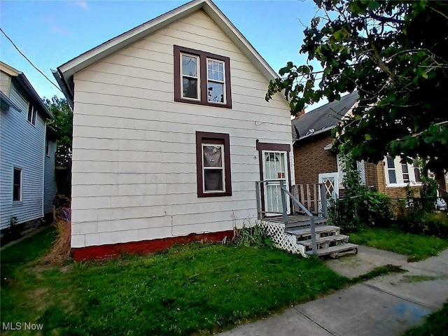 view of front facade with a front yard