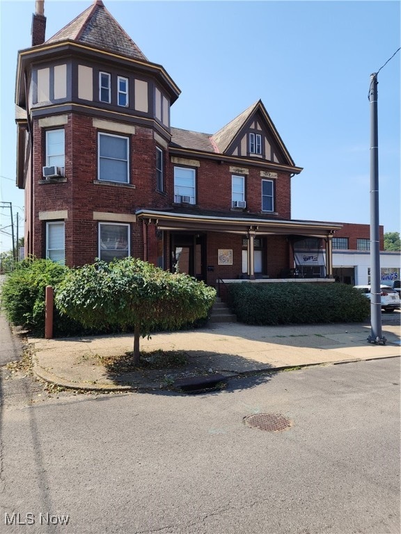 view of front facade with covered porch