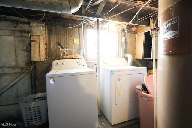 1631 Globe St, East Liverpool, OH 43920 - laundry area featuring independent washer and dryer