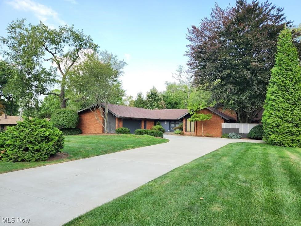 ranch-style house featuring a front yard