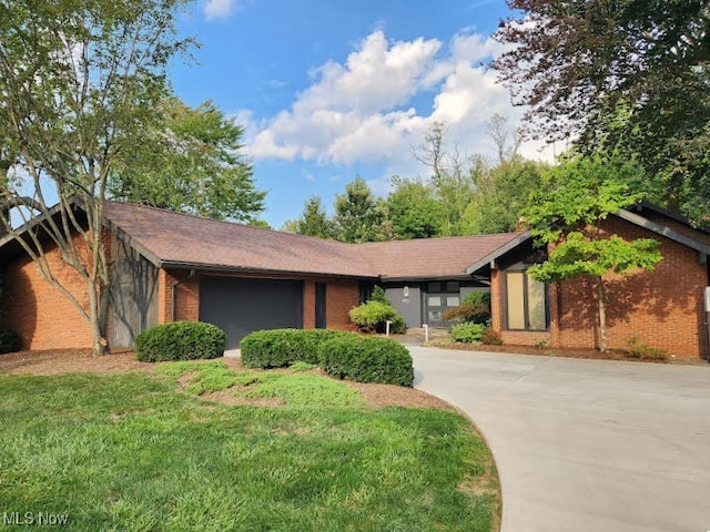 ranch-style home featuring a front yard