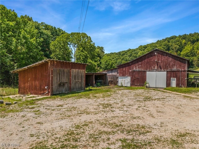 view of yard featuring an outbuilding