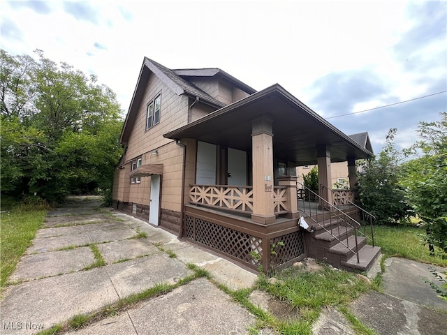 view of front of property featuring a porch