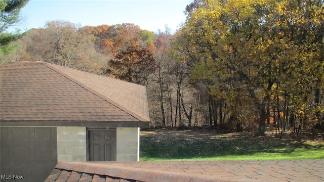 view of yard with a garage