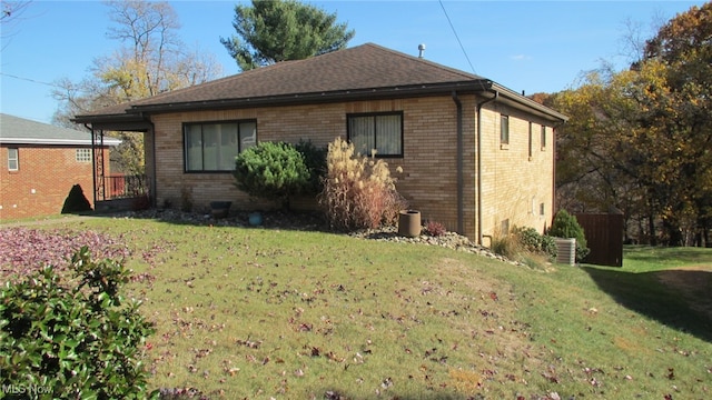 view of side of property featuring a lawn