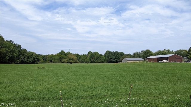 view of yard featuring a rural view