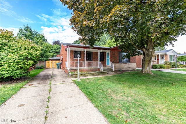 view of front of property featuring a front yard and covered porch