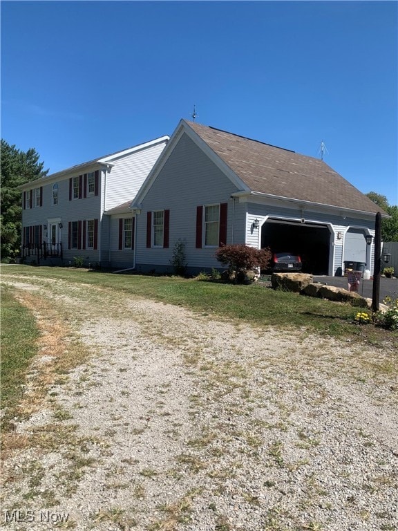 view of front of home featuring a front yard and a garage