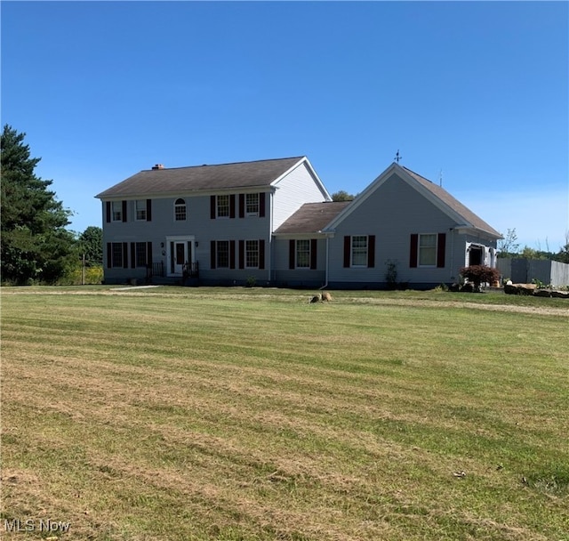 view of front of property featuring a front lawn