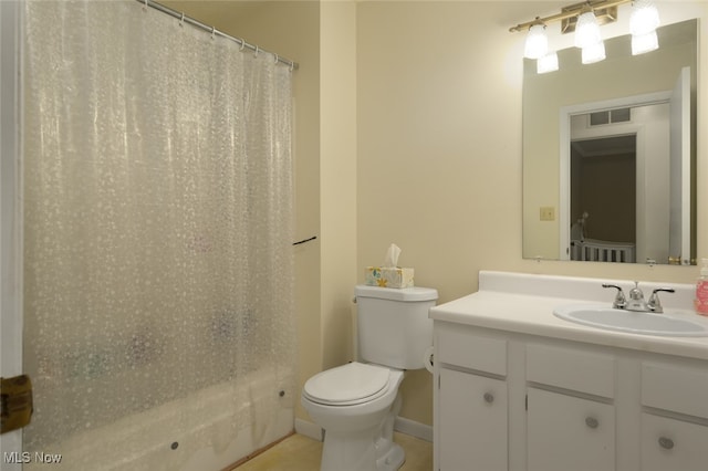 bathroom featuring a shower with shower curtain, vanity, and toilet