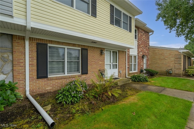 view of front facade with a front lawn