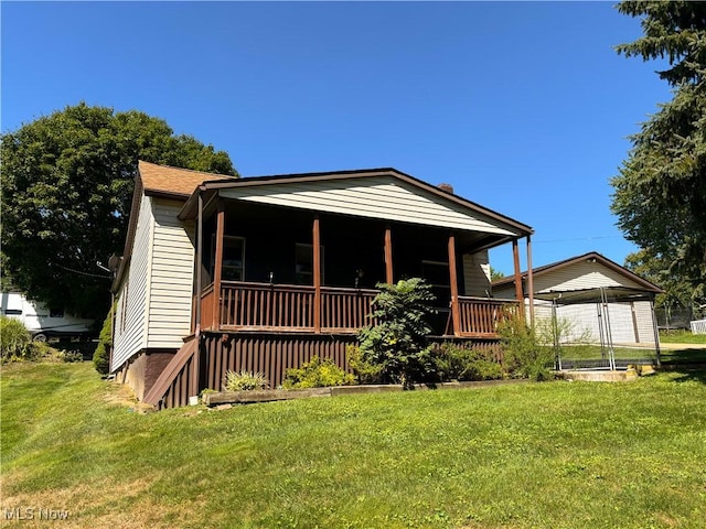 view of front of house with covered porch and a front yard