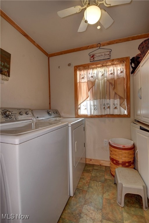 washroom featuring ceiling fan, ornamental molding, and washing machine and dryer