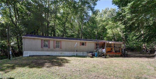 view of front of house featuring a front lawn