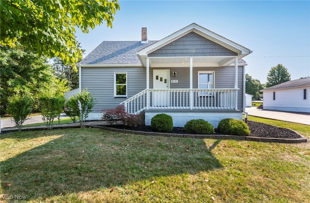 view of front of property with a front lawn and covered porch