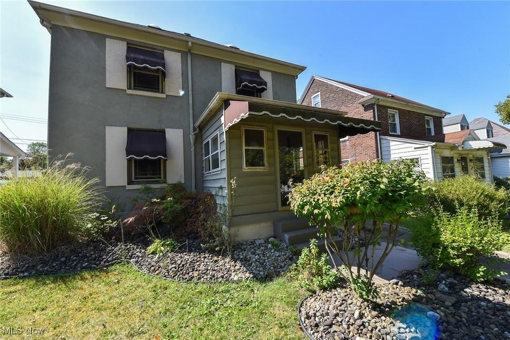 view of front of house featuring a front lawn