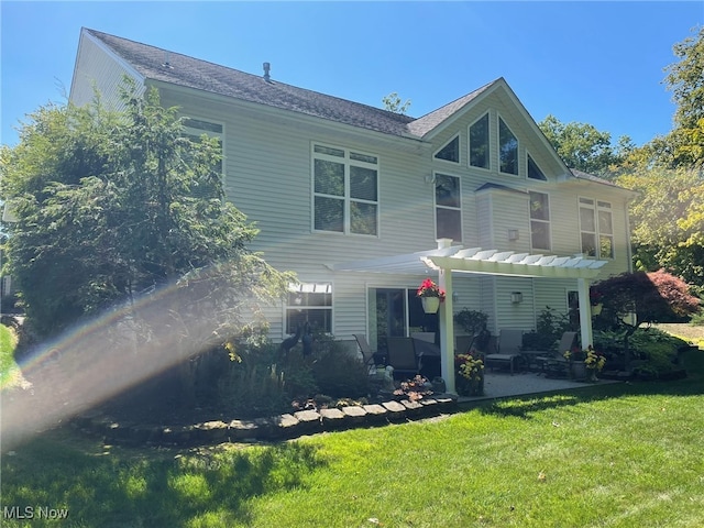 view of front of property featuring a front yard, a patio area, and a pergola