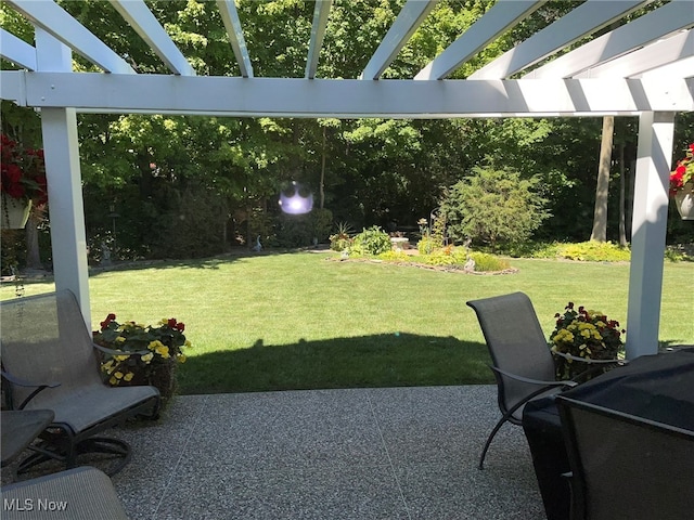 view of yard featuring a pergola and a patio area