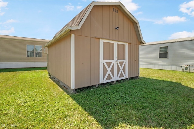 view of outdoor structure featuring a yard