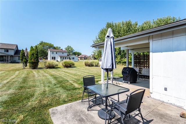 view of yard featuring a patio