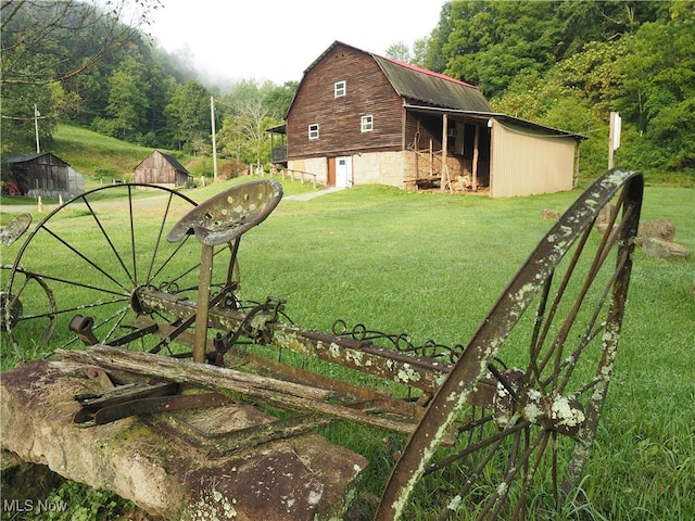 view of yard featuring an outbuilding