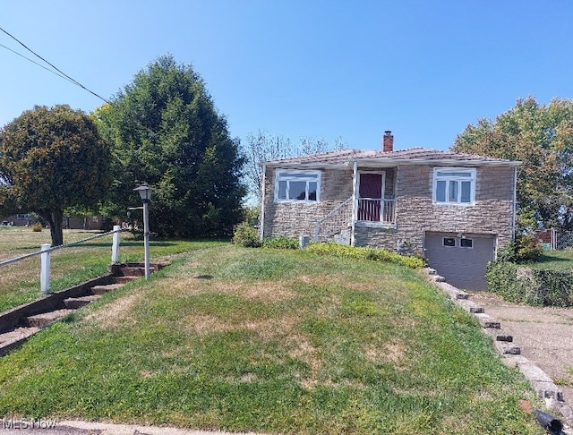 view of front of house featuring a front lawn and a garage