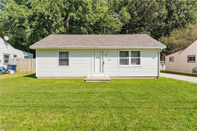 view of front of property featuring a front yard